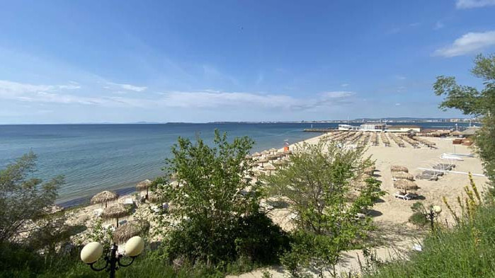Десетки български туристи напълниха плажа в курортното градче Свети Влас